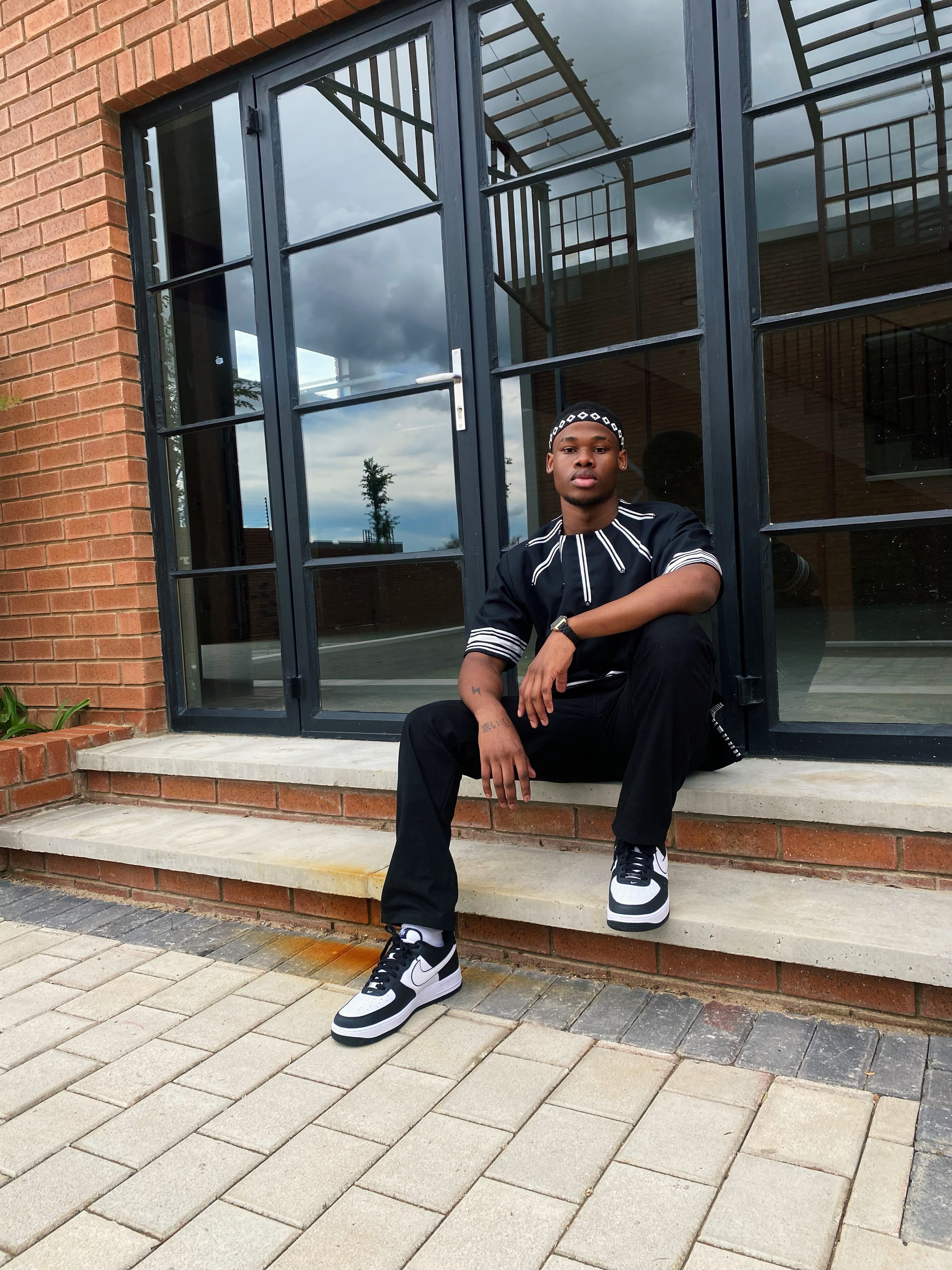 Black and white Web short sleeve shirt