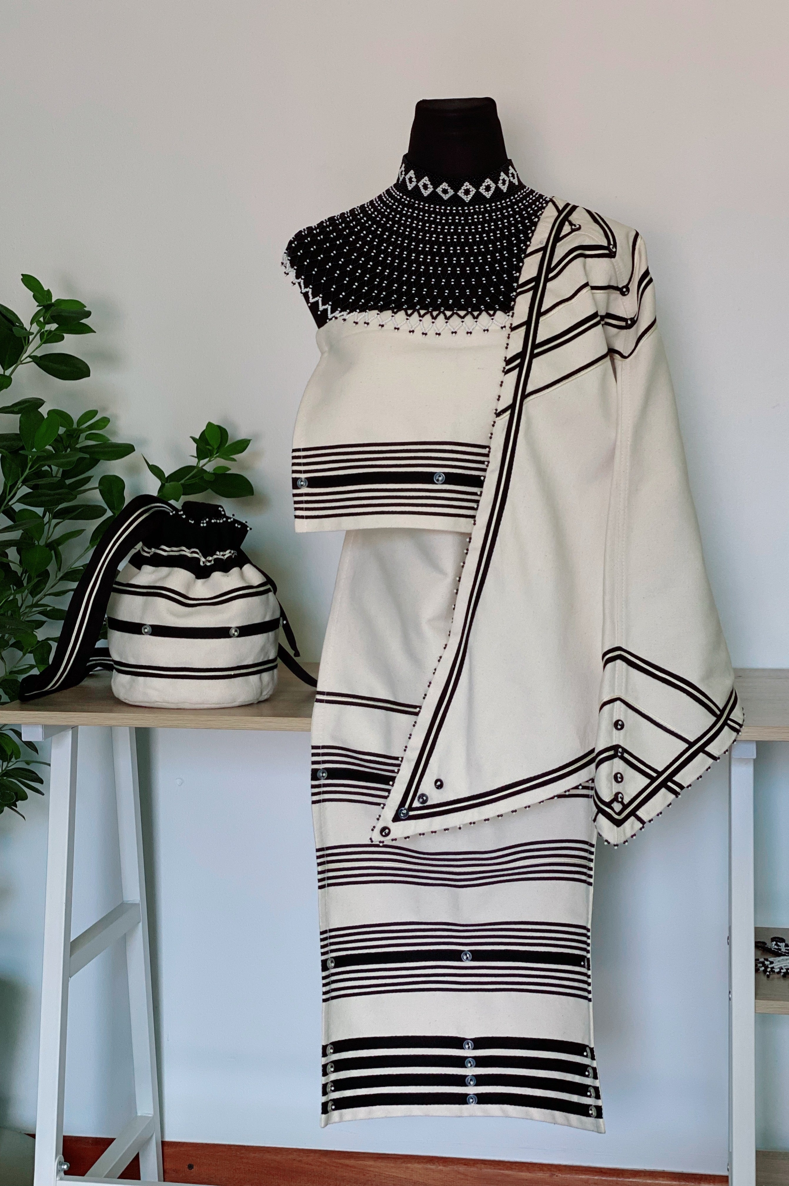 Beaded Headwrap, Ncebetha and drawstring bag. Headwrap R900,Ncebetha R1050 & Bag R700